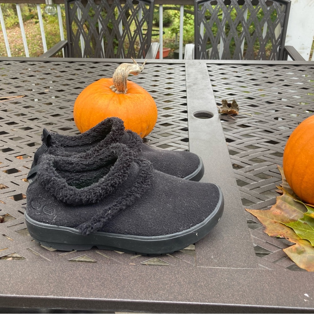 Oofos OOcoozie low shoe black size 8